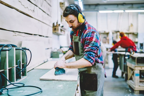 Lavoratore Maschio Barbuto Protezione Antiusura Rendendo Lucidatura Materiale Legno Con — Foto Stock