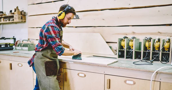 Vista Laterale Del Falegname Uomo Concentrata Sulla Lavorazione Del Legno — Foto Stock