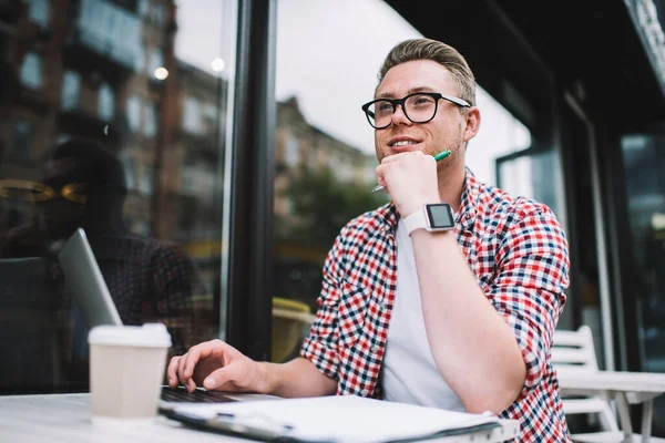 Beau Homme Réfléchi Lunettes Assis Une Table Avec Ordinateur Portatif — Photo