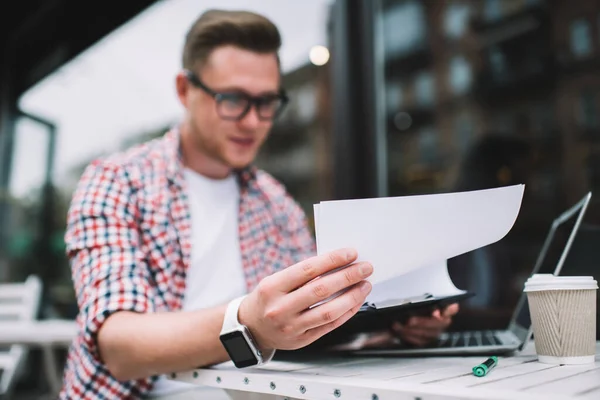 Blurred Casual Man Glasses Plaid Shirt Reading Papers Clipboard Sitting – stockfoto