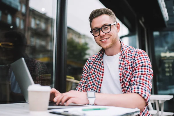 Vrolijke Knappe Jonge Man Glazen Zitten Aan Tafel Met Koffie — Stockfoto