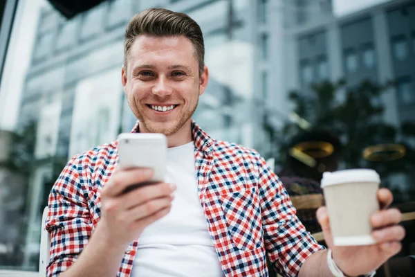 Desde Abajo Joven Guapo Camisa Plaid Tomando Una Taza Café —  Fotos de Stock