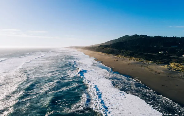 空中俯瞰美丽的自然景观 鸟瞰海滨 在沿海环境中有巨大的泡沫浪花和碧绿的水 太平洋电力 加利福尼亚沙滩 — 图库照片