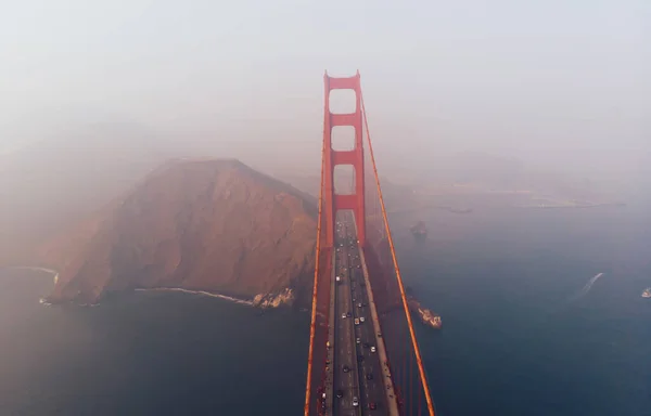 Luftaufnahme Der Golden Gate Bridge Bei Nebliger Sicht Während Der — Stockfoto