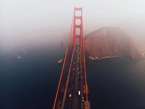 Letecký Pohled Most Golden Gate Mlhavé Viditelnosti Večerních Hodinách Metropolitní — Stock fotografie