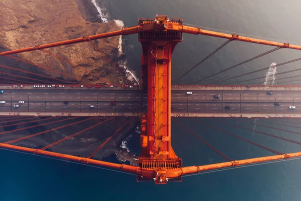 Flygfoto Över Golden Gate Bridge Dimmig Sikt Kvällstid Storstadstransportinfrastruktur Fåglar — Stockfoto