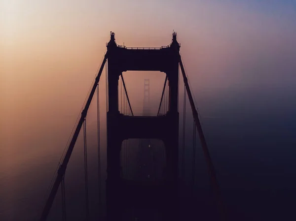 霧の夕日の時間中にサンフランシスコのゴールデンゲートタワーブリッジサイトの空中ビューシルエット 風景懸濁液の建設 大都市交通インフラ カリフォルニアのランドマーク — ストック写真