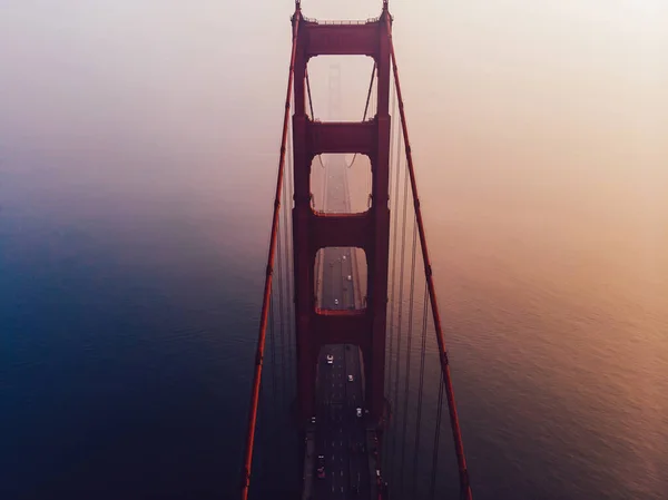 旧金山金门大桥在雾蒙蒙的日落时期的空中景观轮廓 暂停建设 都市交通基础设施 加利福尼亚地标 — 图库照片
