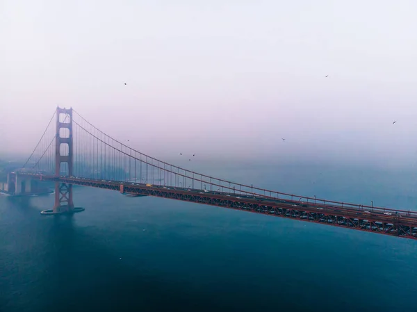 旧金山著名的金门大桥在多雾天气下的空中景观 暂停建设风景 都市交通基础设施 加利福尼亚地标 — 图库照片
