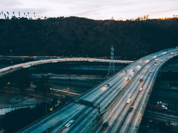 Metropolis 'te otobanı olan şehir manzarası, Bird' s Eye akşam manzarası. Modern otomotiv otoyolu ile caddelerde hareket eden otomobiller. Karayolu kavşağı, kavşak otoyolu.