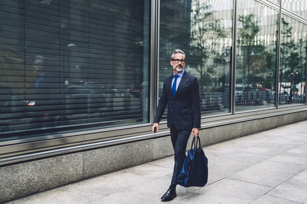 Sophisticated Trendy Middle Aged Senior Man Elegant Outfit Carrying Bag — Stock Photo, Image