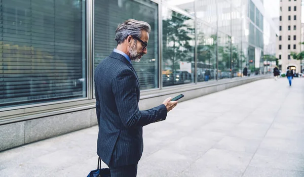 纽约城市街道上穿着时髦深色西服 蓄着胡子 打上电话号码的中年男子的侧视图 — 图库照片