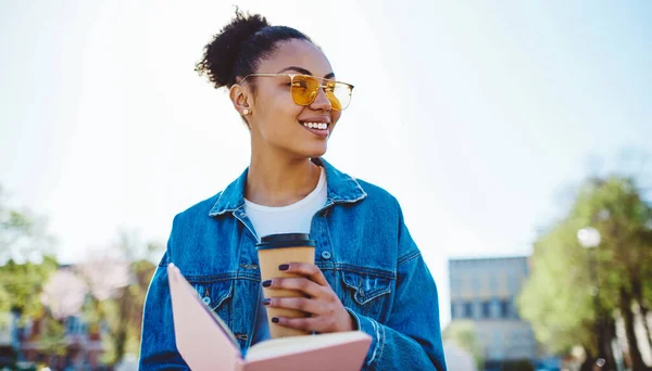 Adolescente Positivo Relaxante Feminino Com Romance Romântico Bebida Cafeína Durante — Fotografia de Stock