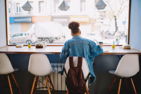 Kot Ceket Giymiş Kafeteryadaki Tanıtım Masasında Oturan Modaya Uygun Kıyafet — Stok fotoğraf