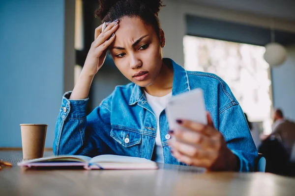 Konzentrierte Studentin Die Kopfschmerzen Verspürt Weil Sie Während Des Studiums — Stockfoto