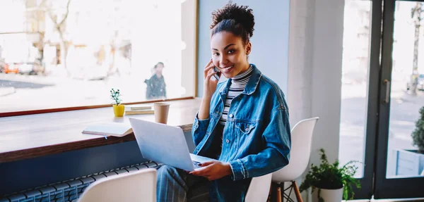 Gelukkige Afrikaanse Vrouw Bevestigen Boeking Telefoon Gesprek Online Gemaakt Laptop — Stockfoto