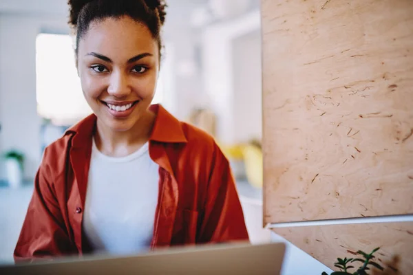 Luk Portræt Smilende Kvindelig Freelancer Sidder Ved Bordet Med Bærbar - Stock-foto