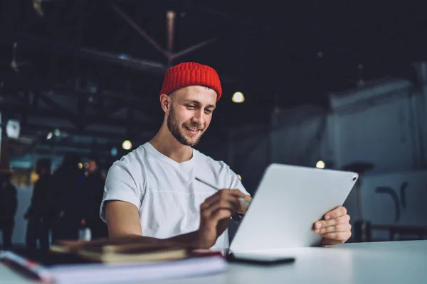 Sorrindo Focado Jovem Sentado Mesa Desenho Grande Tablet Com Caneta — Fotografia de Stock