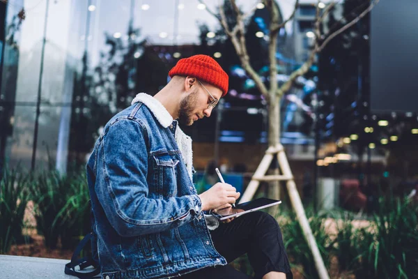 Vue Latérale Homme Concentré Moderne Chapeau Rouge Lunettes Dessin Projet — Photo