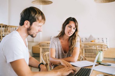 Modern netbook sistemini güncellerken, yetenekli Kafkas dijital göçebe dizüstü bilgisayar test uygulaması, ciddi erkek ve kadın meslektaşlar online web istemcilerinden gelen mesajlarla posta kutusunu kontrol ediyorlar