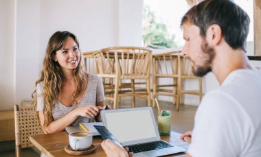 Web sitesi veri bilgileri için boş ekranlı dizüstü bilgisayar kullanarak serbest çalışma arkadaşı ile işbirliği yapan yetenekli erkek programcı, bankacılık çevrimiçi faaliyet hakkındaki mesajı kontrol eden adam