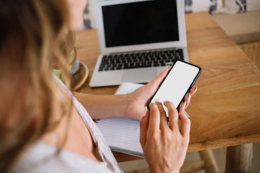 Milenyum kadınlarının araştırma bilgileri için kullandığı internet sitesi için model ekranlı boş akıllı telefon aygıtına seçici odaklanma, reklam için metin alanı olan modern cep telefonu