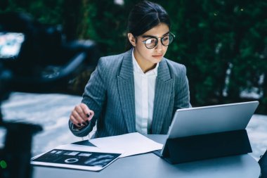 Büyüleyici iş analitiği, pazarlama için modern dijital tablette 4G 'ye bağlı finansal sosyal siteler hakkında çevrimiçi bilgi kontrolü, muhasebe için İspanyol kadın tüccar arama uygulaması