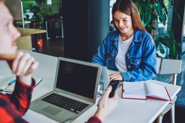 Uzaktan dizüstü bilgisayarda çalışan, kendi bloguna ilginç ve olumlu içerik eklemek için komik videolar arayan, yetenekli, serbest çalışan, mutlu, çevrimiçi iletişimden keyif alan bir kadın.