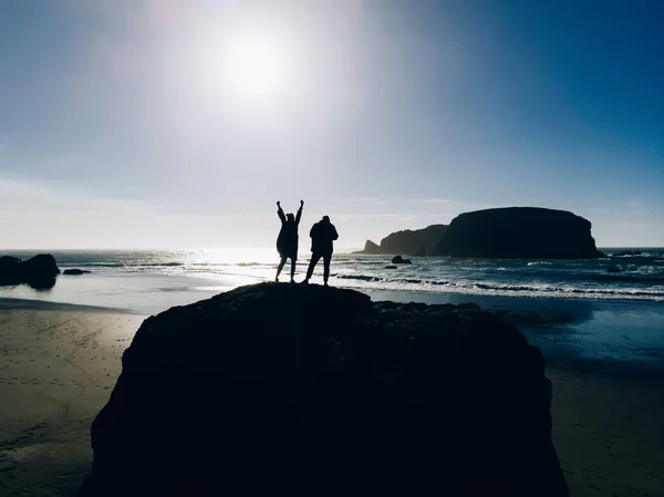 Silhueta Vista Para Trás Jovens Turistas Masculinos Femininos Trajes Casuais — Fotografia de Stock