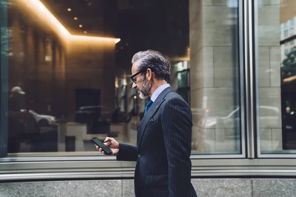 Vista Lateral Elegante Hombre Negocios Maduro Pelo Gris Caminando Por — Foto de Stock