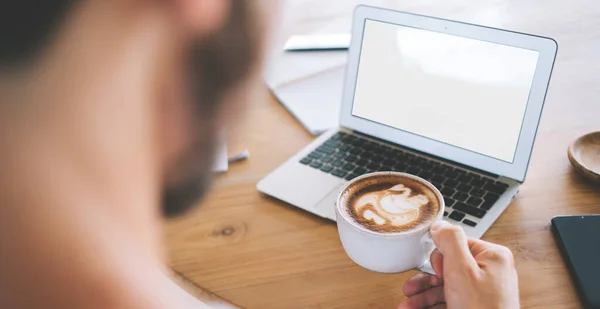 Gambar Yang Dipotong Dari Pemrogram Laki Laki Dengan Cangkir Kopi — Stok Foto