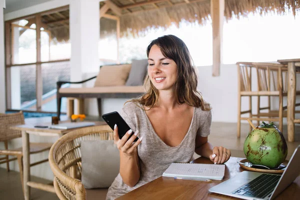 Sorrindo Feminino Conversando Site Line Para Freelancers Que Conectam Internet — Fotografia de Stock