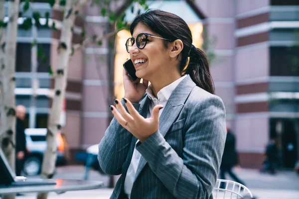 Donna Affari Eccitata Abbigliamento Formale Che Chiama Collega Godendo Conversazione — Foto Stock