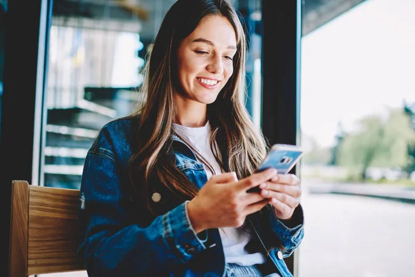 スマートフォンのガジェットで約4Gのインターネットについての顧客サービスのメッセージングにメールの答えを書く陽気な原因アジアのヒップスター女の子 幸せな笑顔の女性ティーネージャーは 携帯電話上のアプリケーションを介してSmsを送信 — ストック写真
