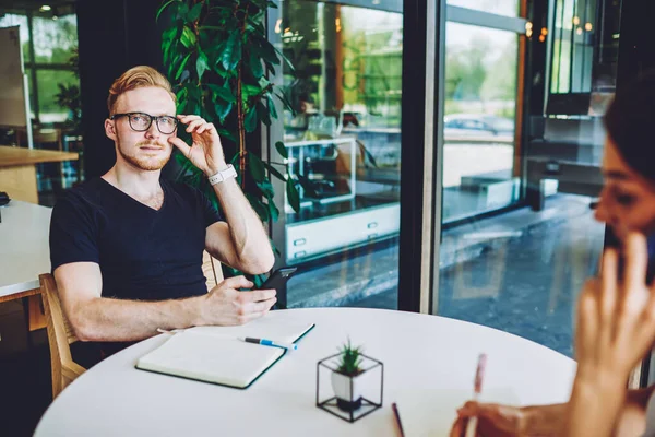 Portret Van Een Knappe Hipster Een Bril Voor Oogbescherming Camera — Stockfoto