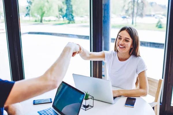 Lykkelige Smilende Mannlige Kvinnelige Fjerntliggende Arbeidere Som Blir Enige Med – stockfoto