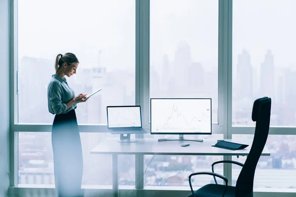 Side View Beautiful Elegant Woman Using Tablet While Standing Working — Stock Photo, Image