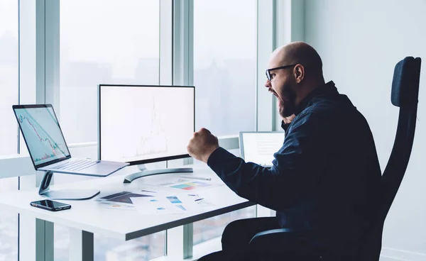 Side View Happy Man Bril Schreeuwen Terwijl Het Kijken Naar — Stockfoto