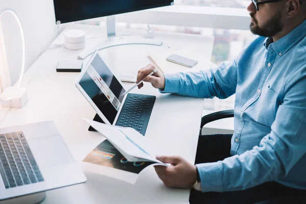 Cultivo Adulto Hombre Negocios Golpeando Tableta Con Lápiz Exploración Gráfica — Foto de Stock