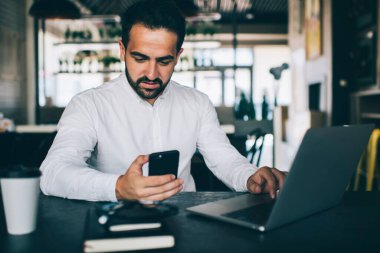 Akıllı telefon ve dizüstü bilgisayar uygulamaları arasındaki medya dosyalarını paylaşan ciddi bir erkek girişimci, uzaktan kumandalı olarak 4G kablosuz ağ işi için çalışan yetenekli finans uzmanı
