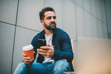 Düşünceli hippi adam elinde kafein içeceğiyle düşünceli bakışlarını kaçırarak medya dosyalarını bekliyor. Bin yıllık düşünceli nesil profil bilgisi üzerine kafa yoruyor.