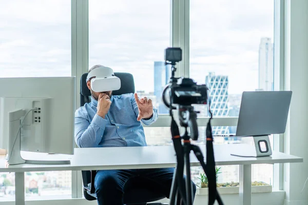Volwassen Man Headset Van Virtual Reality Gebaren Tijdens Het Werken — Stockfoto