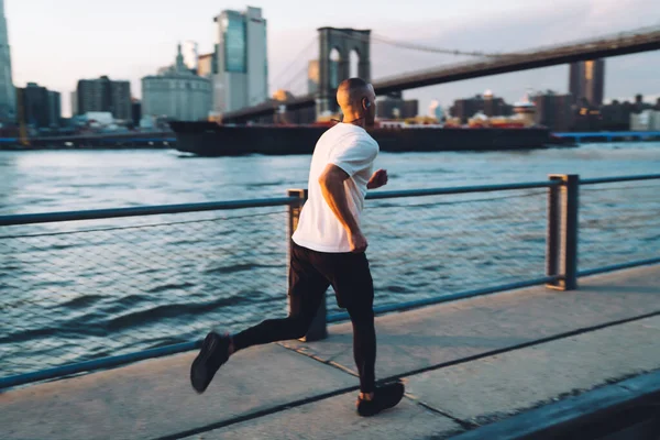 Homem Jovem Sportswear Fones Ouvido Correndo Rápido Enquanto Olha Linha — Fotografia de Stock