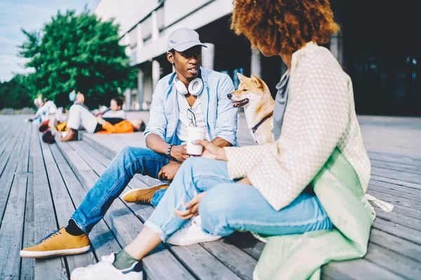 Hipster Africký Americký Mladý Muž Moderními Sluchátky Krku Mluví Stylovou — Stock fotografie