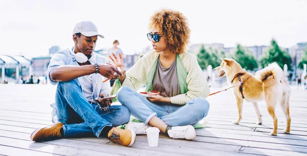Two Dark Skinned Best Friends Dressed Casual Wear Discussing Mobile — Stock Photo, Image