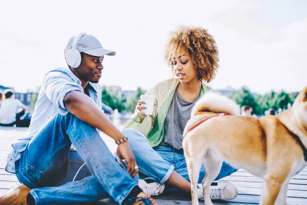 Veselý Africký Americký Hipster Chlap Poslouchá Hudbu Sluchátkách Při Odpočinku — Stock fotografie