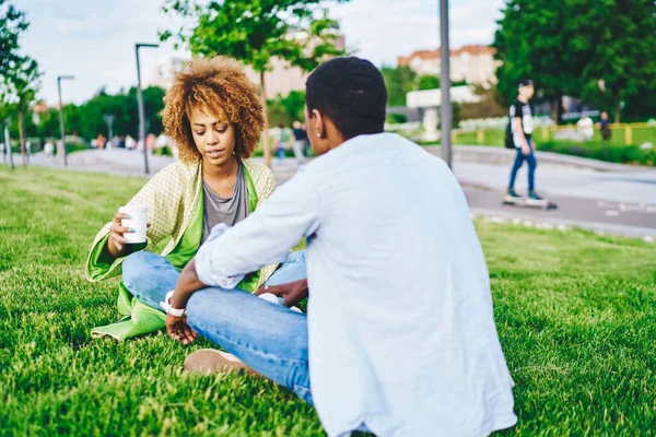 Dos Amigos Piel Oscura Hablando Entre Pasar Tiempo Libre Juntos — Foto de Stock