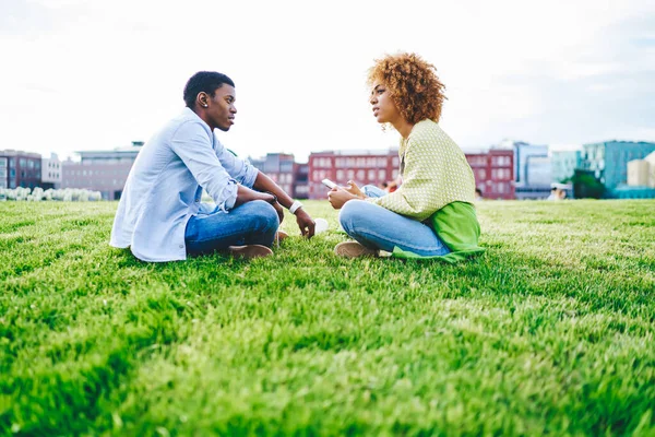 Mejores Amigos Afroamericanos Vestidos Con Ropa Casual Descansando Parque Sentado — Foto de Stock