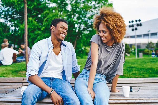 Positiver Afrikanisch Amerikanischer Junger Mann Flirtet Mit Schüchterner Dunkelhäutiger Attraktiver — Stockfoto