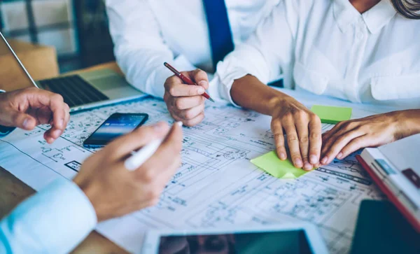 Gevoelig Beeld Van Mannelijke Vrouwelijke Handen Die Samenwerken Aan Schetsen — Stockfoto